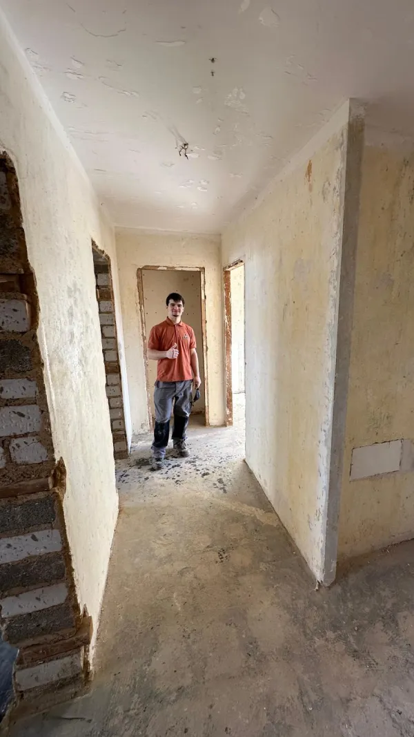 Nachher: Vollständig entkernter Raum in Aachen, bereit für den Neubau