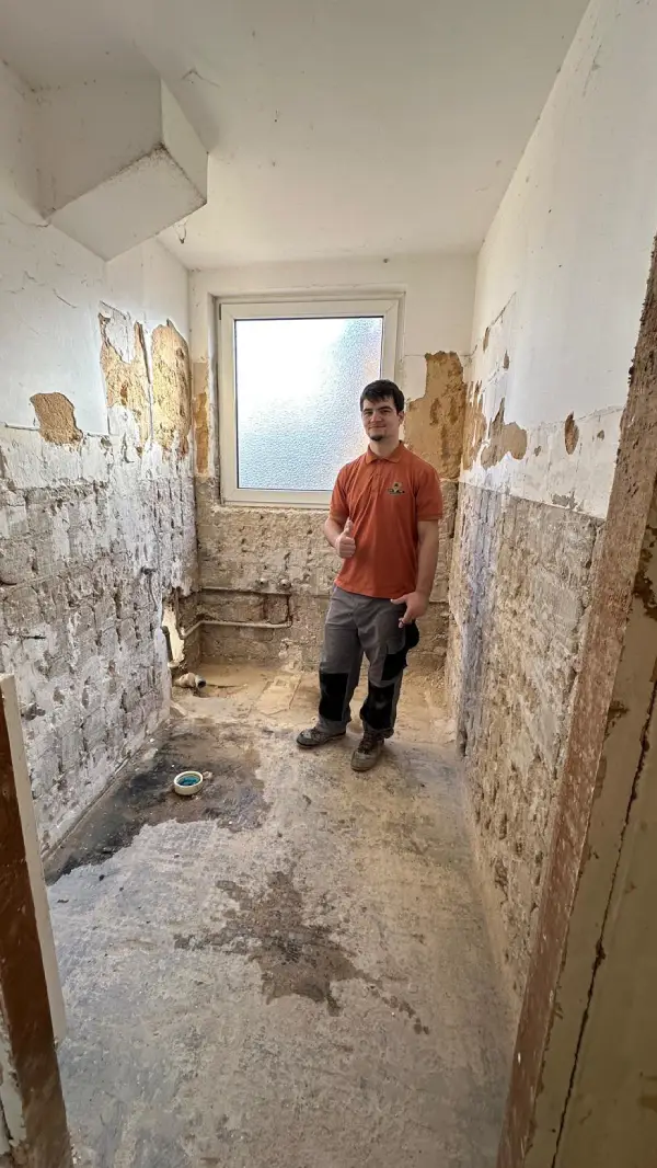 Nachher: Rohbau-Zustand des Badezimmers nach präziser Entkernung in Aachen