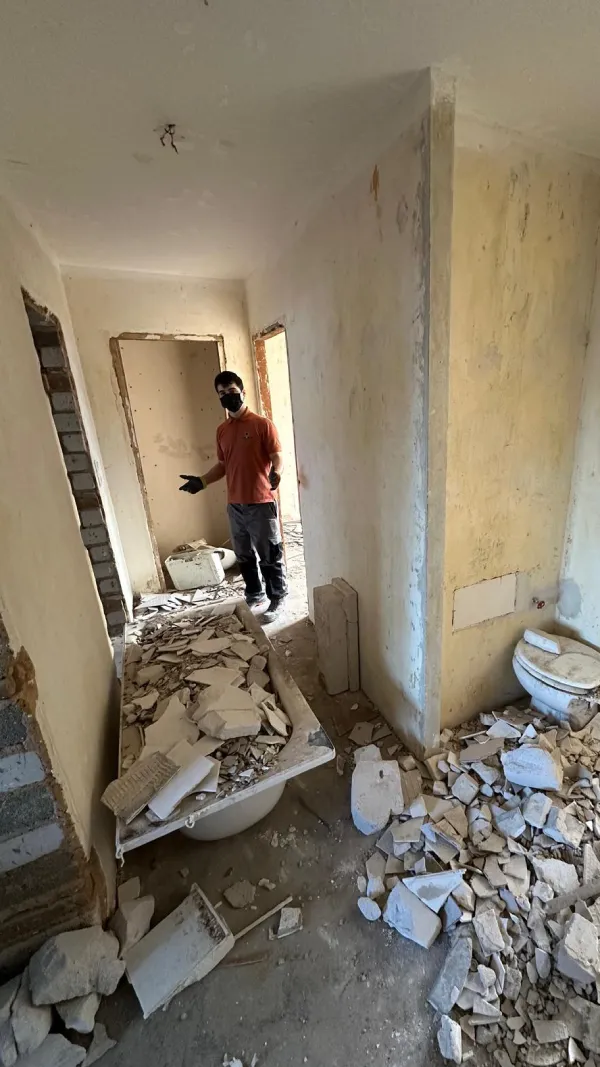 Vorher: Zimmer mit altem Interieur vor der Entkernung in Aachen