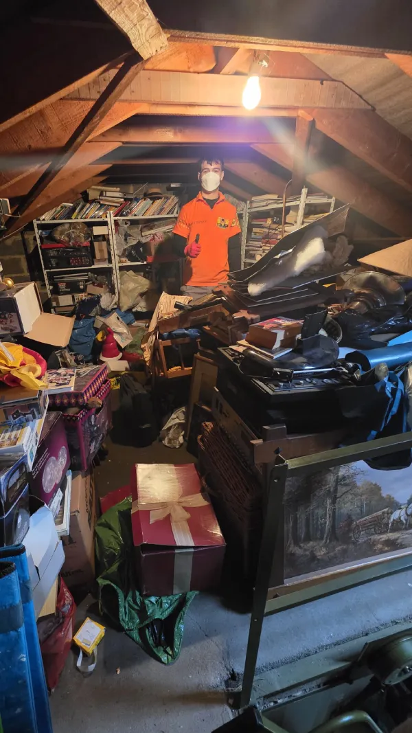 Vorher: Wohnzimmer voller Sperrmüll vor Entrümpelung in Aachen