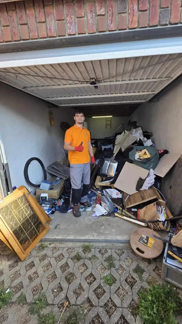 Vorher: Keller voller Möbel und Müll vor Entrümpelung in Aachen