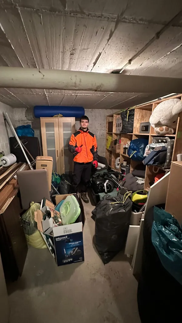 Vorher: Vollgestellter Kellerraum vor der Kellerentrümpelung in Aachen