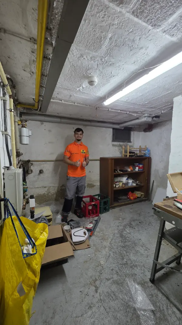 Vorher: Lagerraum mit Kartons vor der Kellerentrümpelung in Aachen