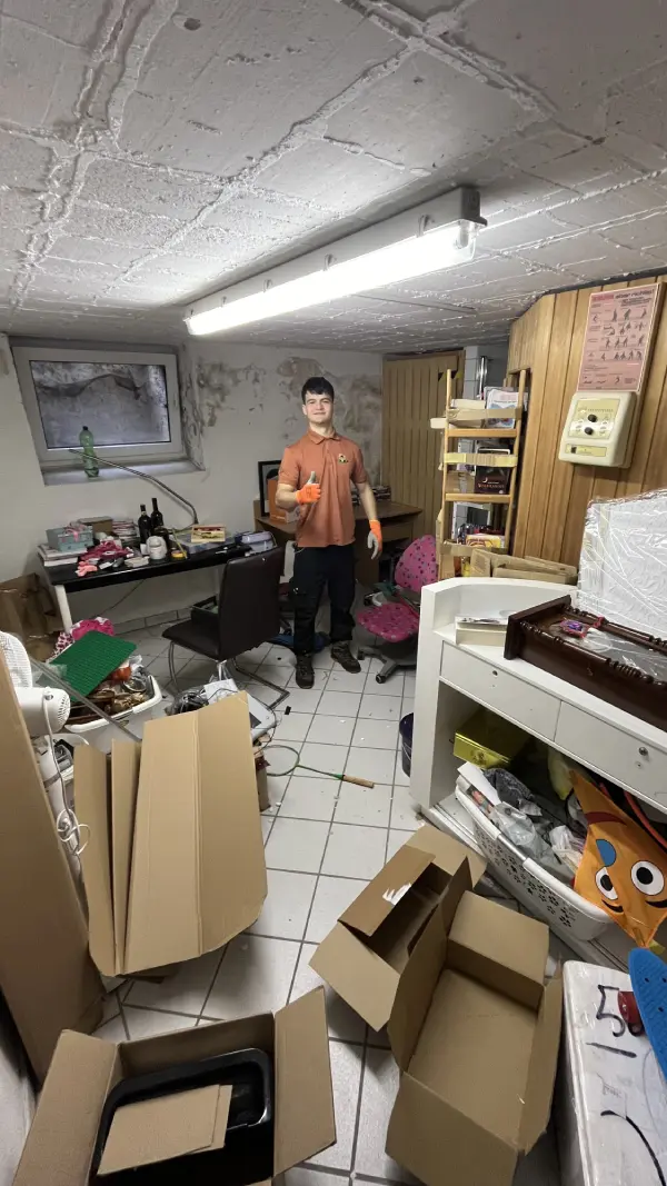 Vorher: Abstellraum mit gemischtem Müll vor der Entrümpelung in Aachen