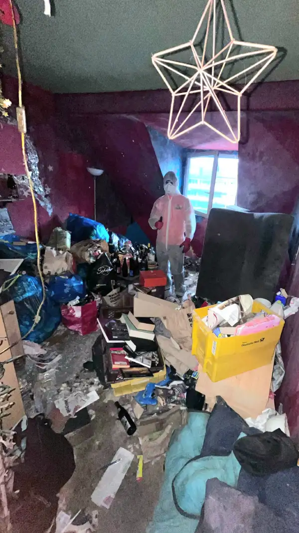 Vorher: Überfüllte Küche mit Müll und Unrat in einem Messie-Objekt in Aachen