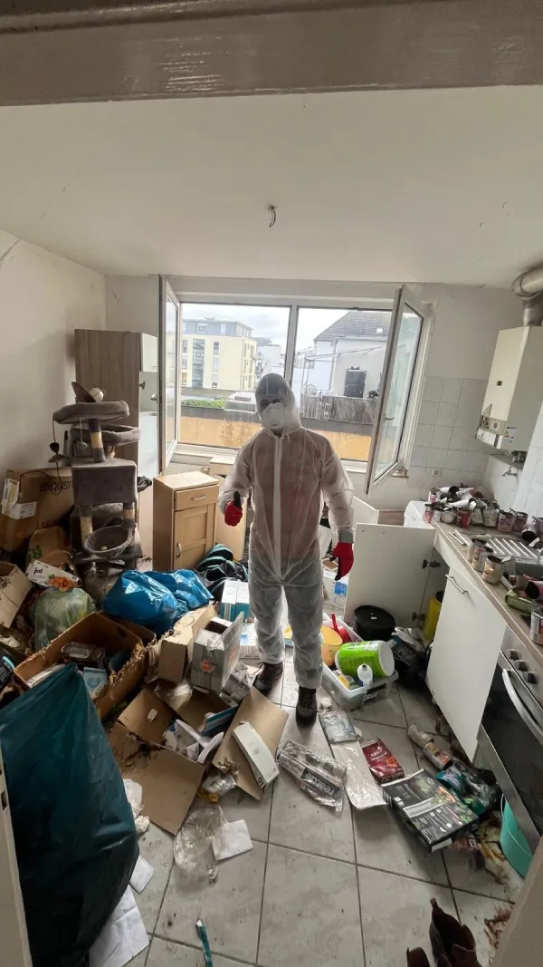 Vorher: Stark zugestelltes Bad in Messie-Haushalt in Aachen vor der Räumung