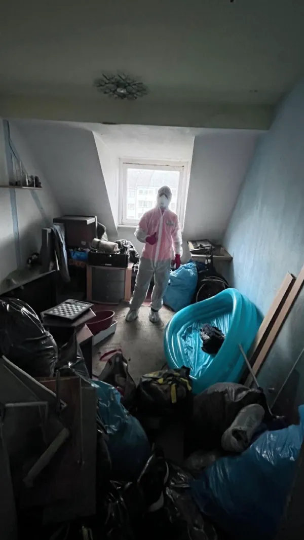 Vorher: Müll und Gerümpel auf dem Dachboden vor der Messie-Räumung in Aachen
