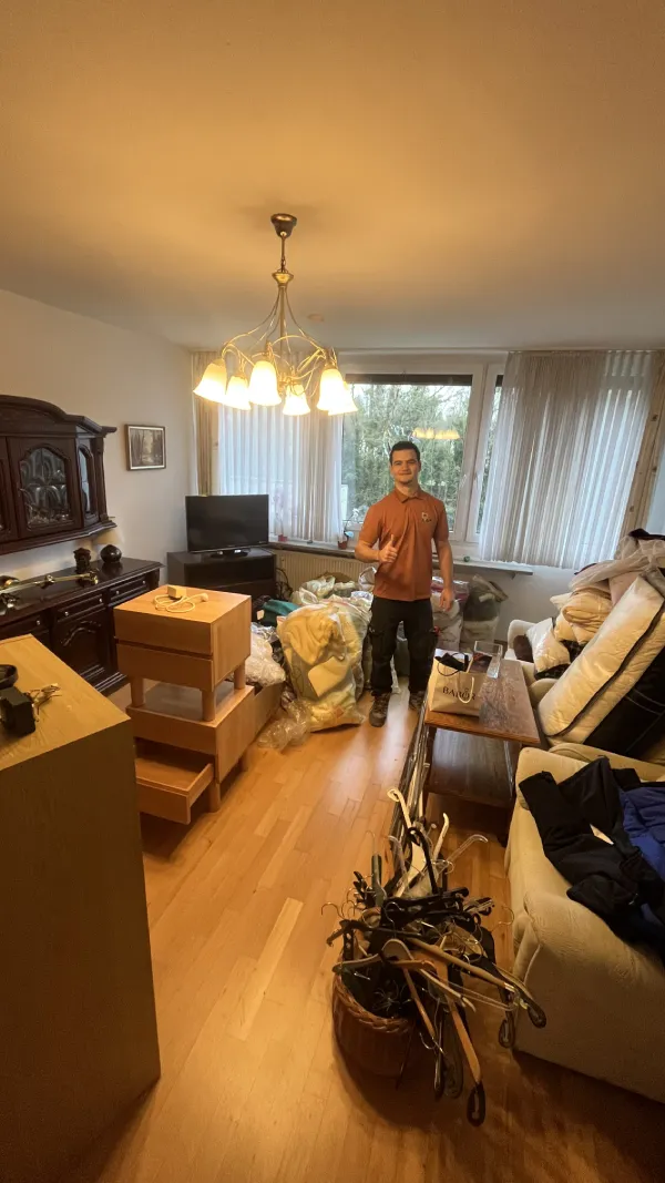 Vorher: Stark vermüllte Messiewohnung vor der Wohnungsauflösung in Aachen