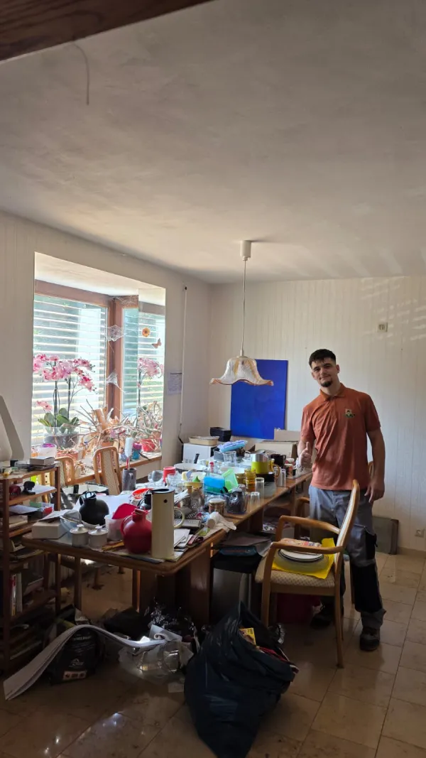 Vorher: Dachboden voll mit Unrat vor der Wohnungsauflösung in Aachen